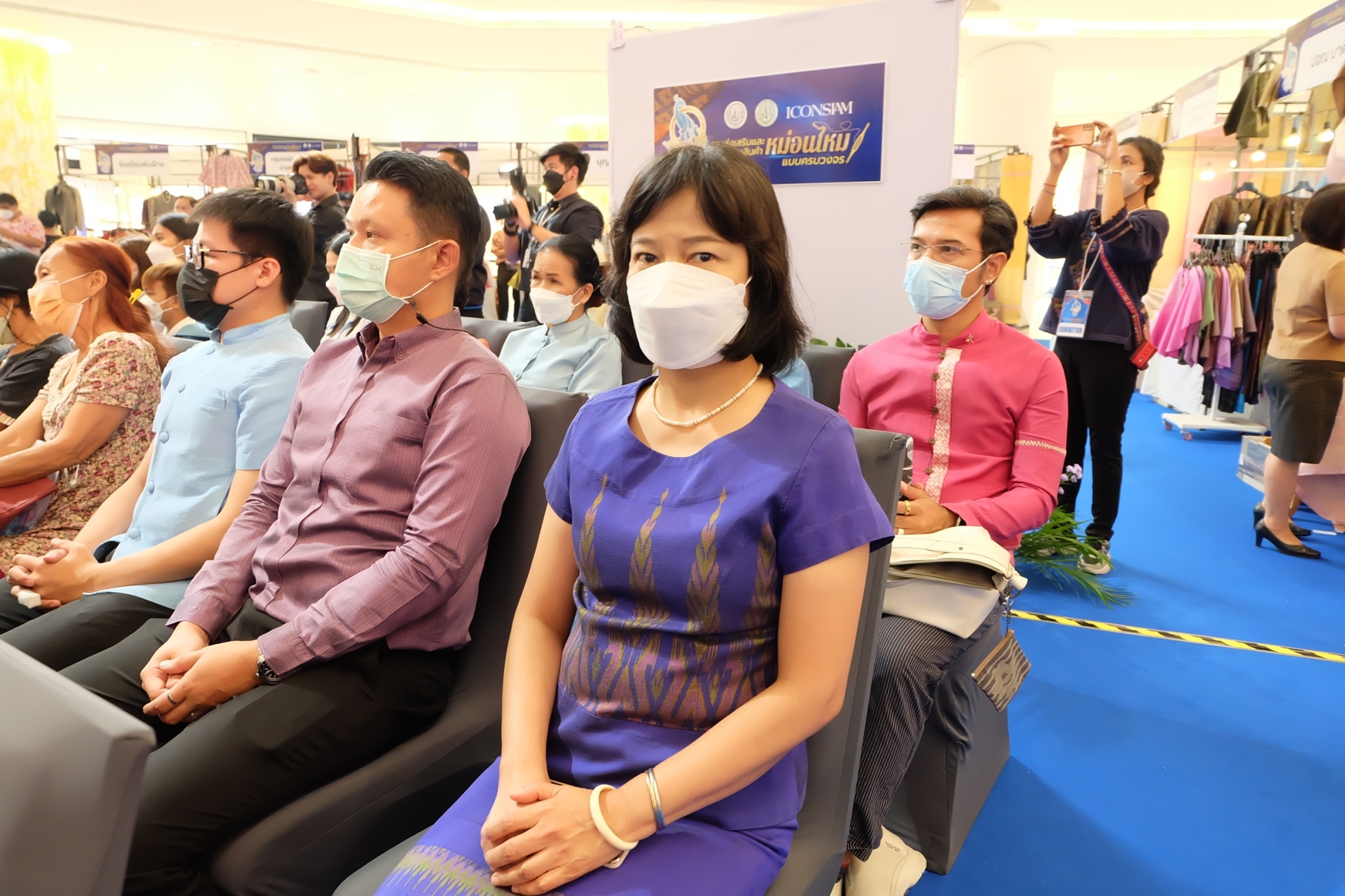 title - ส.ป.ก. ร่วมเป็นเกียรติในพิธีเปิดงานส่งเสริมและจำหน่ายสินค้าหม่อนไหมแบบครบวงจร ณ บริเวณเจริญนครฮอลล์ ชั้น M ไอคอนสยาม กรุงเทพฯ